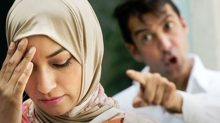 هل يحق للزوجة الامتناع عن العلاقة الحميمية مع زوجها العاصي؟