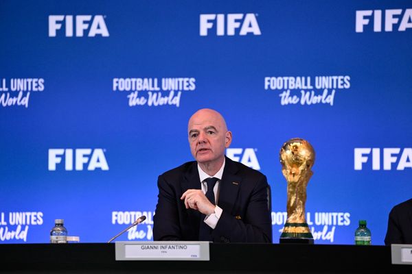 الفيفا يلزم البطولات النسائية بوجود مدربات