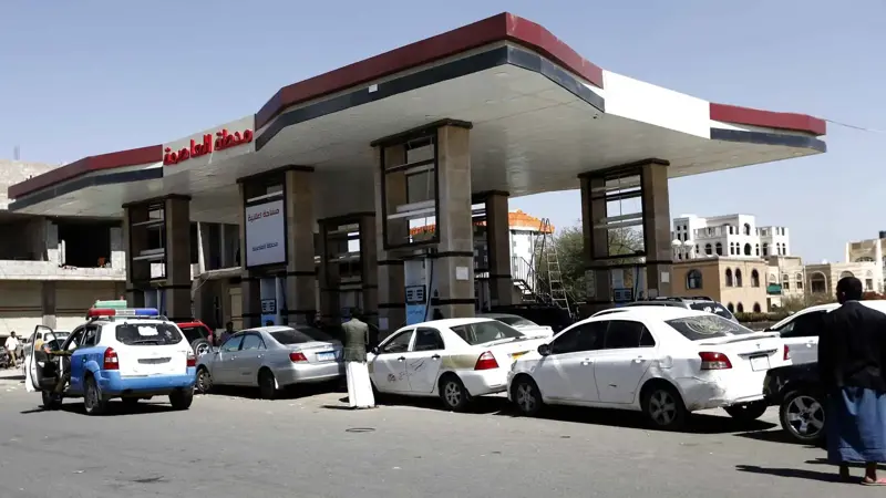 بنزين “مشبوه” يستنزف جيوب اليمنيين.. أعطال مفاجئة تربك السائقين في صنعاء ومناطق سيطرة مليشيا الحوثي