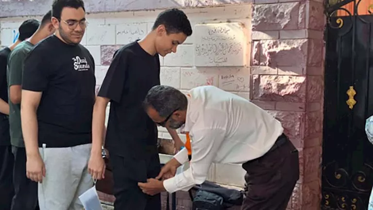 16 صورة من تفتيش طلاب الثانوية قبل امتحان الكيمياء والجغرافيا
