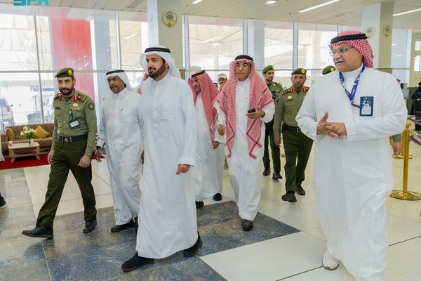 وزير الحج والعمرة يزور صالة مبادرة "طريق مكة" في مطار الملك عبدالعزيز