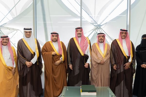 فيصل بن سلمان يلتقي أعضاء هيئة تحرير المجلة العلمية لمكتبة الملك فهد الوطنية.