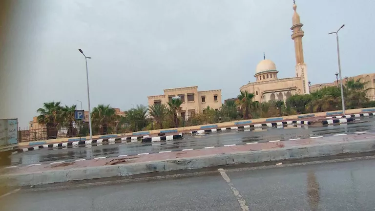 طقس الساعات المقبلة.. انخفاض الحرارة وسيول على هذه المناطق