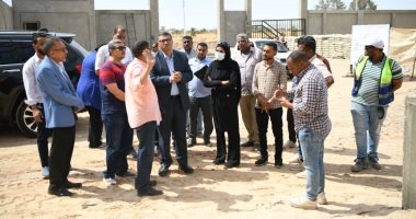 تمهيدا لافتتاحه.. محافظ قنا يتابع الأعمال الإنشائية لشادر الأربعين