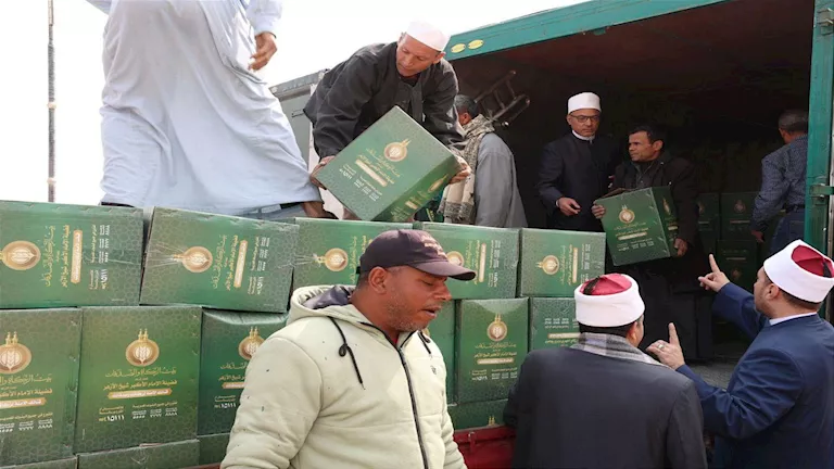 "الأوقاف" تواصل توزيع كراتين مواد غذائية على المستحقين من مسجد السيدة