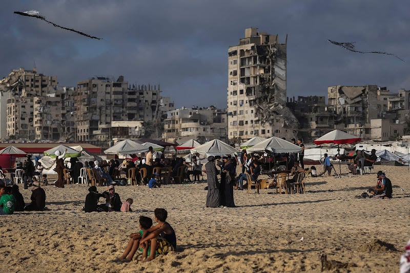 بطائرات ورقية ورسائل صمود .. أطفال فلسطينيون يتحدون المستوطنين