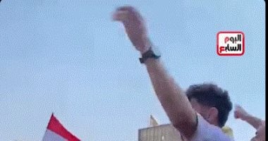 احتفالات المصريين بالصعود لدور الـ32 حاجة تانية