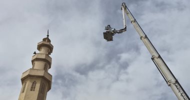 الحماية المدنية تنقذ المارة من هلال نحاسى مائل بمأذنة مسجد بمدينة نصر