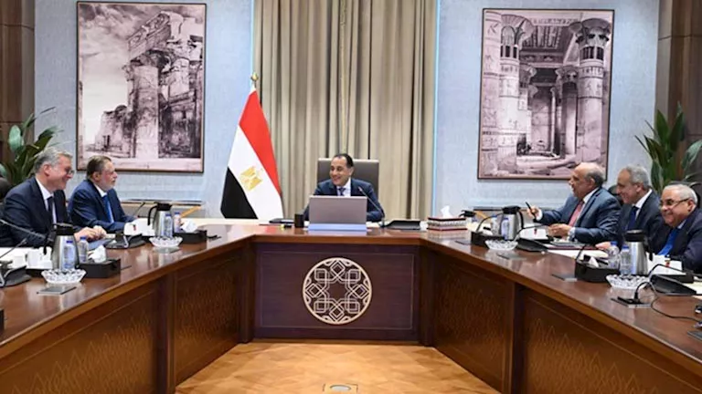 الحكومة تناقش توفير الوقود لمحطات الكهرباء ودعم القطاعات الإنتاجية