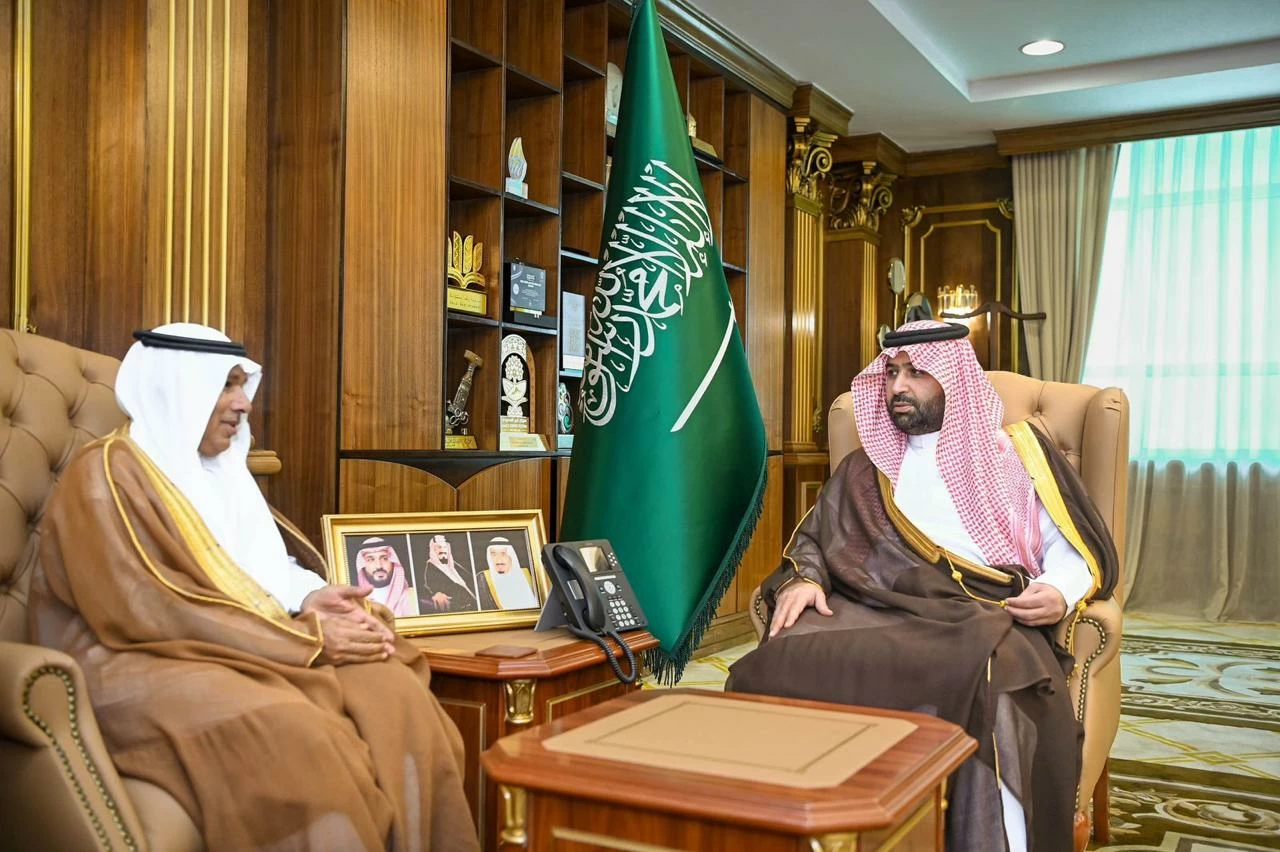 أمير جازان يستقبل شيخ شمل محافظة جزر فرسان