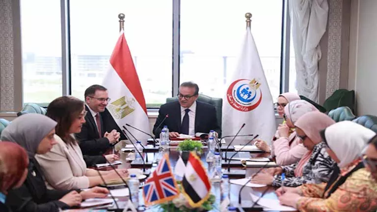 مصر وبريطانيا تبحثان تعزيز التعاون الصحي وتدريب الكوادر الطبية