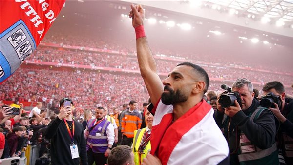 شكرا على الذكريات، وداع أسطوري من جماهير ليفربول لـ محمد صلاح وروبرتسون (فيديو)