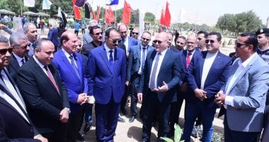 محافظ سوهاج ورئيس الجامعة يشاركان فى زراعة أشجار الزيتون احتفالا بعيد تحرير سيناء