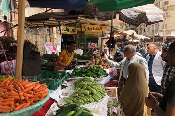 محافظ الدقهلية يتفقد سوق كفر البدماص بالمنصورة ويشدد على الانضباط الكامل بالأسعار