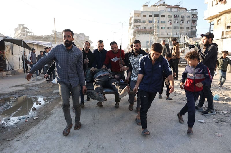 استشهاد 3 فلسطينيين بينهم طفلة وصحافية في قصف إسرائيلي وسط غزة