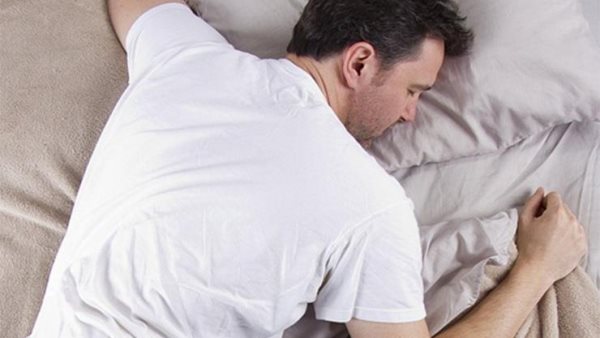 هل النوم على البطن حرام؟.. انتبه لـ 13 حقيقة لا يعرفها كثيرون