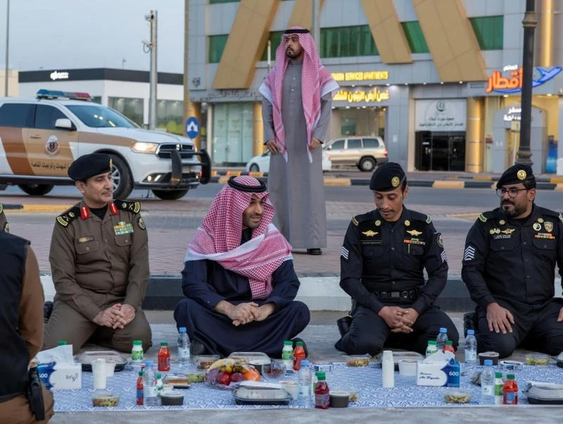 نائب أمير الجوف يشارك رجال الأمن إفطارهم في الميدان