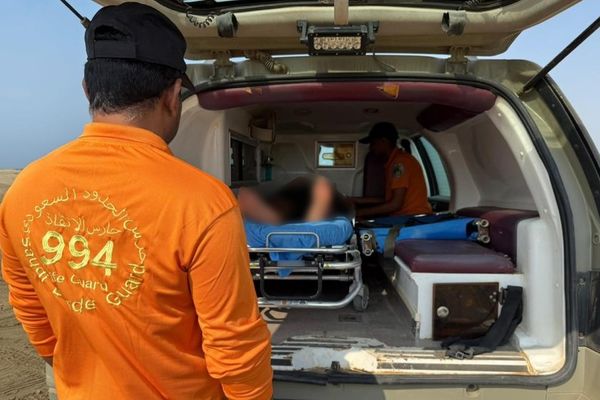 حرس الحدود ينقذ مقيمًا من الغرق أثناء ممارسة السباحة في جازان