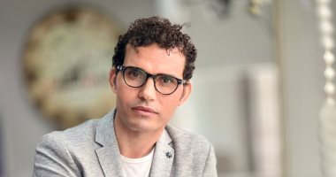 الأناشيد للآلهة والنياشين للحمقى.. أزمة الإنسان في الزحام الكبير