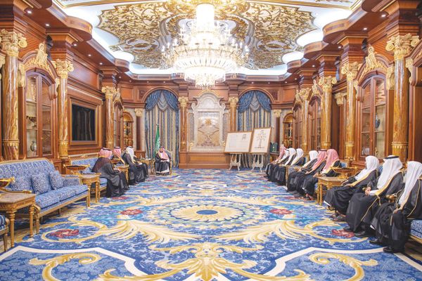 ولي العهد يستقبل وفد تكريم خادم الحرمين لدعمه ورعايته لجمعيات تحفيظ القرآن الكريم