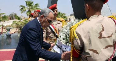 محافظ الإسماعيلية يضع إكليلا من الزهور على النصب التذكاري لشهداء الجيش الثاني