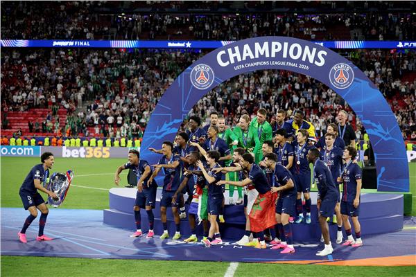 شاهد| مراسم تتويج باريس سان جيرمان بلقب دوري أبطال أوروبا