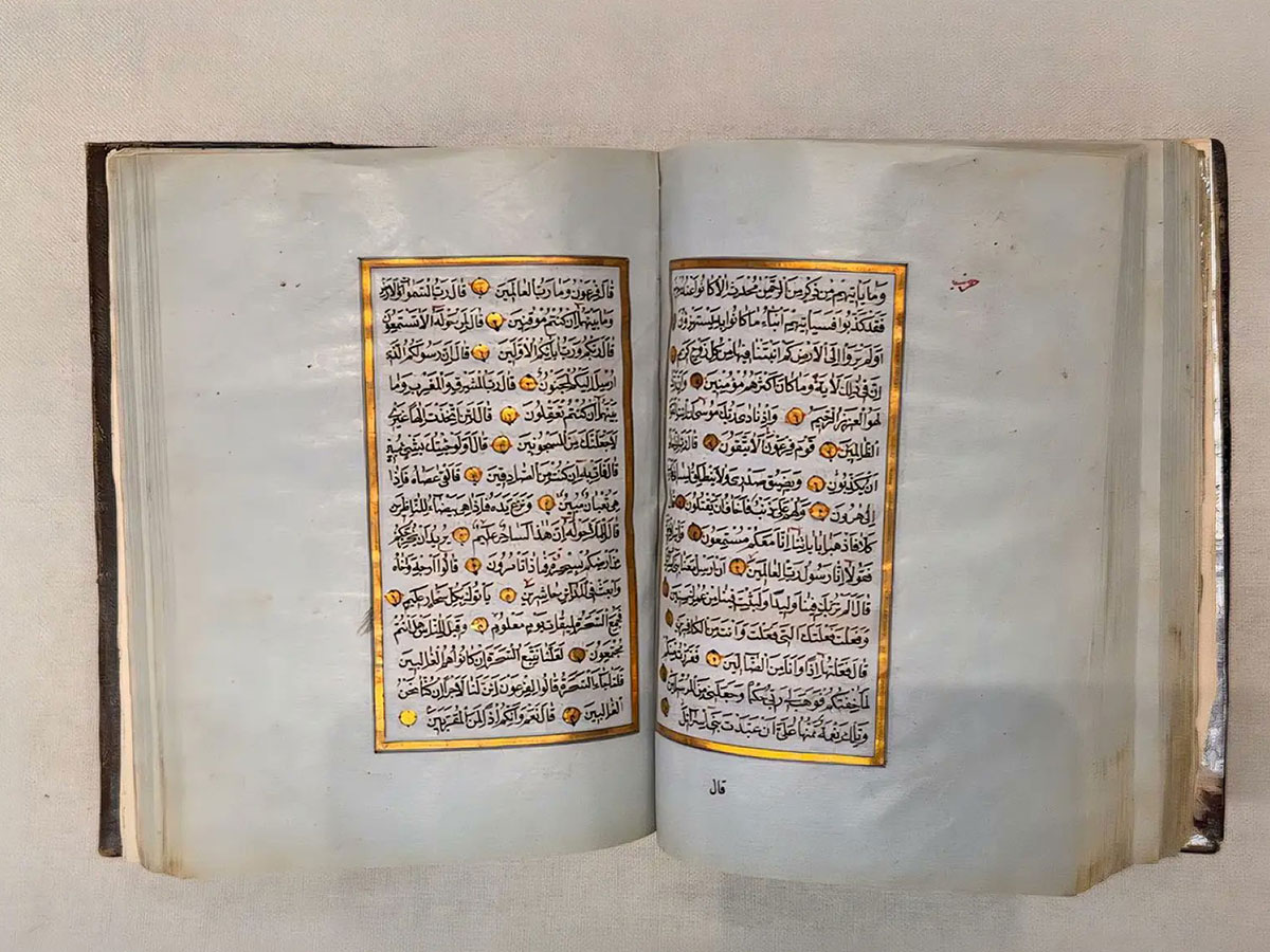 ‫  مصحف نادر يعود للقرن الثامن عشر ضمن مقتنيات متحف القرآن الكريم بمكة المكرمة