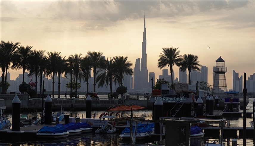 سقوط شظايا على واجهة مبنى في وسط دبي دون إصابات