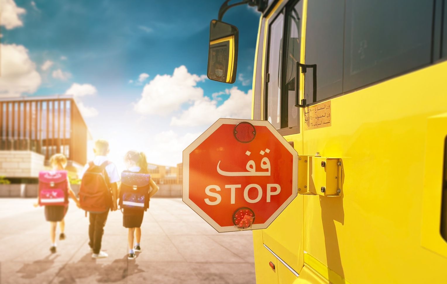 شرطة أبوظبي تدعو سائقي المركبات إلى عدم الانشغال بغير الطريق عند مناطق المدارس