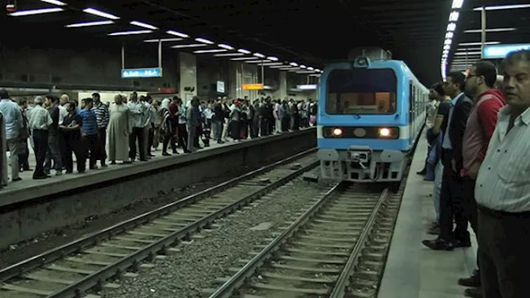 مصدر: عودة حركة المترو إلى طبيعتها بعد عطل بمحطة السادات