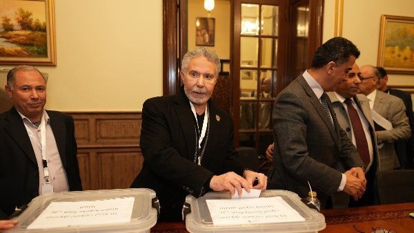 أكمل قرطام يفوز برئاسة حزب المحافظين بنسبة 83.7%