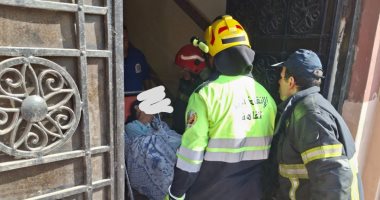 الإنقاذ البرى يساعد مسنة فى النزول من عقار ونقلها للمستشفى بالساحل
