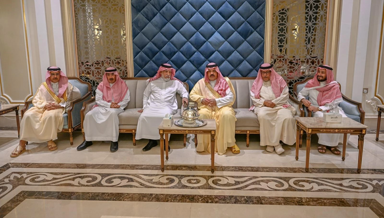 أمير حائل ونائبه يقدّمان واجب العزاء لأسرة الرخيص