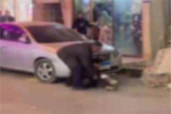 سيدة تلقي الحجارة على السيارات بالإسماعيلية.. والداخلية تكشف ملابسات الواقعة