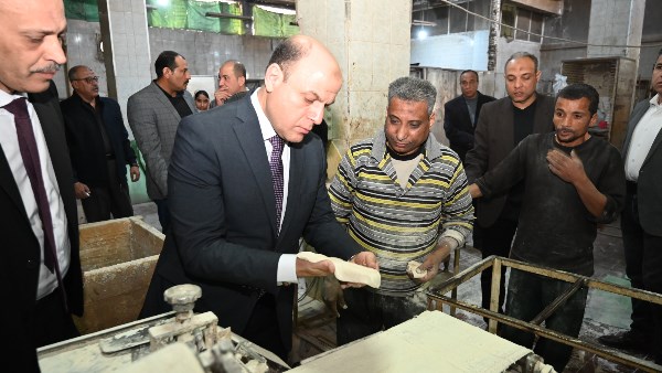 في جولة ميدانية .. محافظ الغربية يحضر مراحل إنتاج الخبز