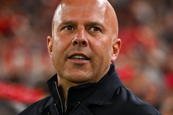 ليفربول ينفصل عن مدربه سلوت بعد موسم مخيب للآمال