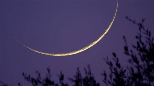 خافتًا مثل الشعرة، ظهور هلال رمضان اليوم يثير الجدل، والصورة تثبت حقيقة رؤيته أمس في بعض الدول