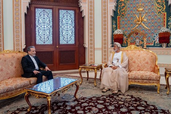 جلالةُ السُّلطان المُعظّم يستقبلُ وزير الخارجية الإيراني