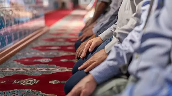 موعد أذان الظهر اليوم الخميس في القاهرة والمحافظات.. تعرف على مواقيت الصلاة