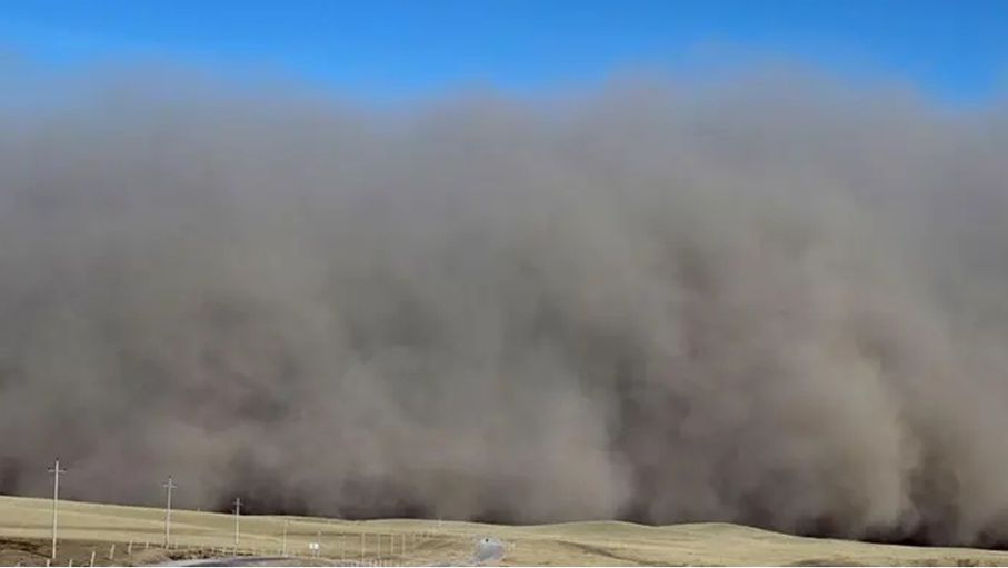 عواصف رملية في الأزرق والصفاوي بفعل هبات رياح قوية