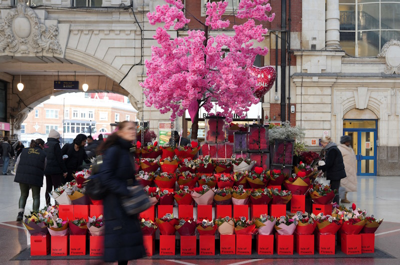 استطلاع: 73% من البريطانيين يفضلون البقاء في المنزل يوم عيد الحب