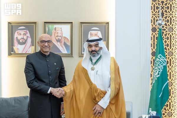 وزير الاتصالات وتقنية المعلومات يتقلد وسام «هلال باكستان المدني»