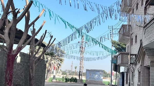 “ورق وبلاستيك”.. زينة رمضان تزين شوارع قرى أسيوط وسط فرحة المواطنين
