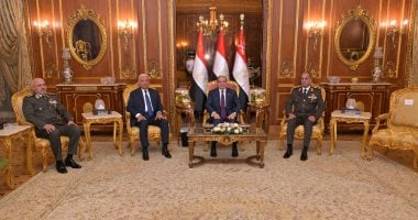 الرئيس السيسى يشهد تكريم الفريق أول عبد المجيد صقر.. الرئيس يمنح وزير الدفاع السابق نوط الجمهورية من الطبقة الأولى.. ويصدق على تعيينه مساعدا للرئيس.. ويفطر مع قادة الجيش.. ويؤكد: قوة الوطن فى تلاحم مؤ