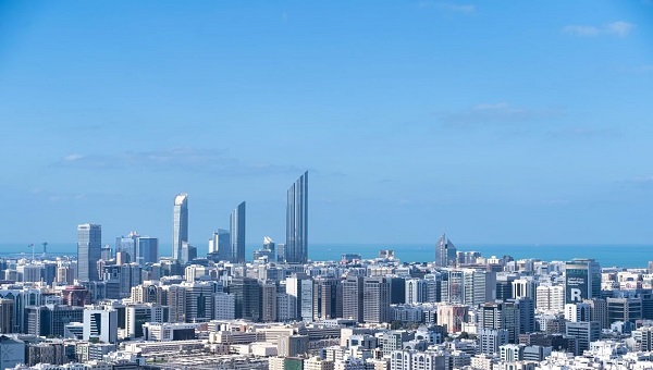 أبوظبي تتعامل مع حادثة سقوط شظايا طائرة مسيرة نتيجة اعتراضها من الدفاعات الجوية