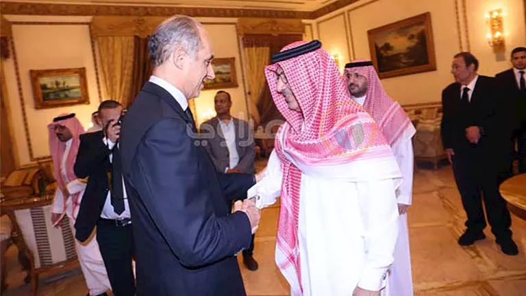 جمال مبارك يقدم واجب العزاء في وفاة والد السفير صالح الحصيني