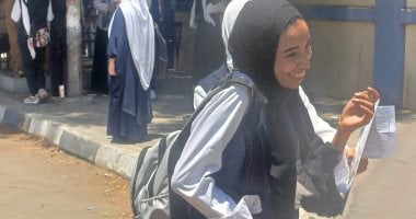 طلاب الثانوية العامة بأسوان يبدون سعادتهم بسهولة امتحان اليوم
