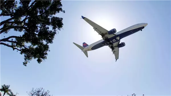 بسبب حرب إيران، شركة طيران أمريكية تقرر إلغاء تقديم وجبات الطعام