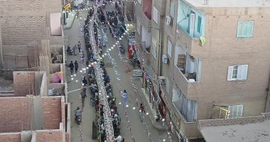 مائدة ولاد البلد.. شاهد أكبر إفطار جماعي بطول 500 متر في قنا