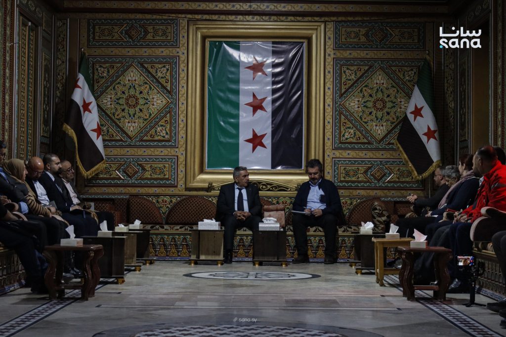 محافظ الحسكة يبحث مع بعثة الصليب الأحمر تعزيز الاستجابة الانسانية وإعادة تشغيل محطة مياه علوك